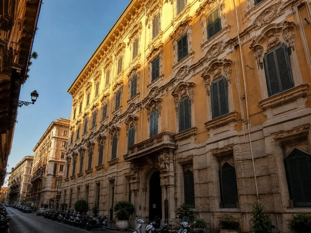 The Rococo main fa&ccedil;ade of the Palazzo Doria Pamphilj on Via del Corso, rebuilt by Gabriele Valvassori in 1734.